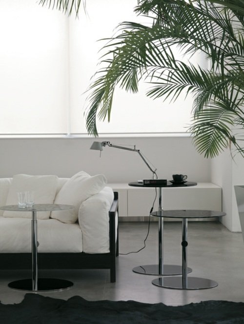 malý okrúhly stolík do obývačky