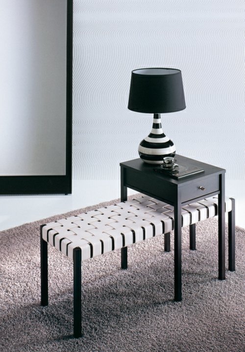 malé odkladacie stolíky, čierna lavica