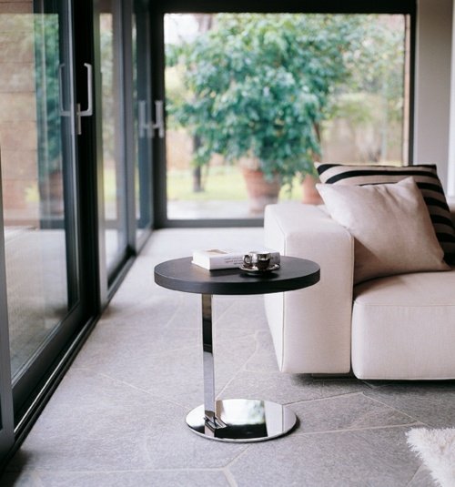 Kamenné dlaždice ako podlaha v obývacej izbe