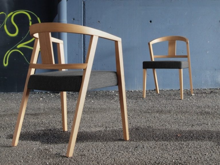 hranaté čalúnené drevené stoličky zo Stckholmu zariadenie-nápady-2015-aktuálne-trendy-bývania-stolička-drevo-Štokholm