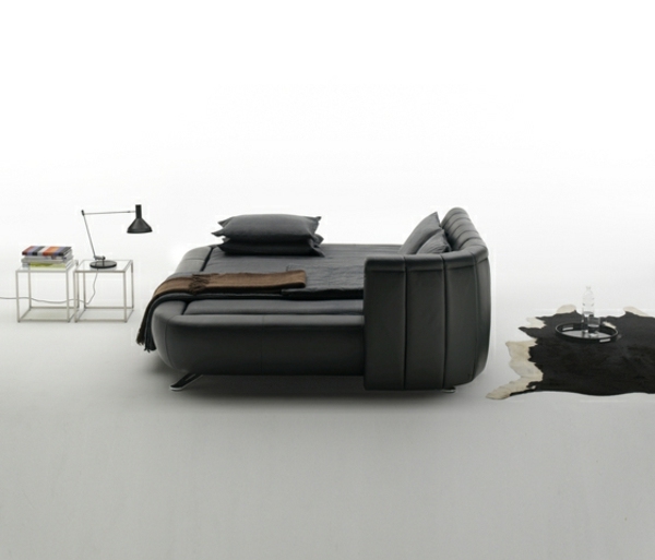 Spálňa čierna posteľ