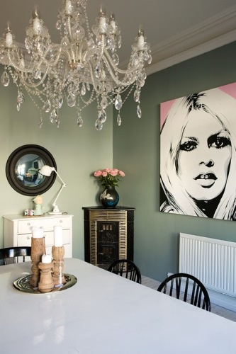 Nábytkové nápady moderné umelecké dielo z krištáľového lustra pre jednu ženu Interiérové nápady-moderná-slobodná-žena-krištáľový-luster-umelecké dielo