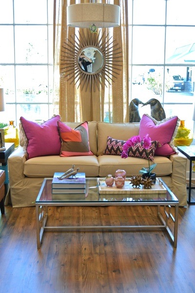 Interiérová myšlienka moderné sklenené zrkadlo na konferenčný stolík pre jednu ženu Nábytok-nápad-moderná-slobodná-žena-sklenený-konferenčný stolík-zrkadlo