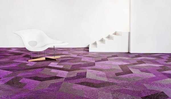 Dizajnový koberec purpurovo-geometrický vzor-hladko tkaný Dizajnový koberec fialovej dlhej hromady hlboká hromada-geometrický vzor-hladko tkaný