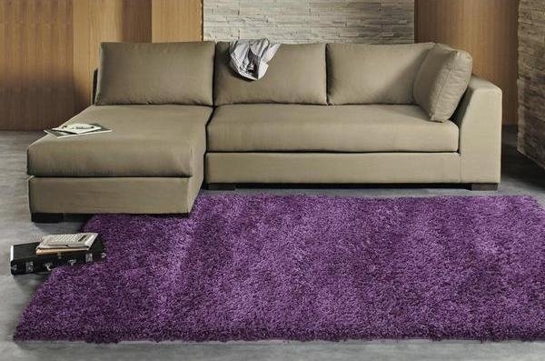 Nadýchané koberce všívaný dizajn purpurové moderné riešenie obývačky Nadýchané koberce s purpurovým dizajnom modernej podlahy v obývacej izbe s hlbokým vlasom