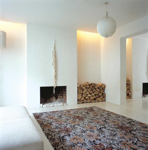 Obývacia izba trendy vstavané krbové kachle motívy na drevo horiace koberce osvetlenie Obývacia izba trendy vnútorné krbové kachle motívy na drevo koberec závesná lampa