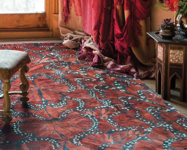Luxusný koberec-červené bordové kvetinové motívy elegantno-optické trendy-mcqueen Luxusný koberec-červené bordové vzorované zamatovo elegantné-optické trendy-mcqueen