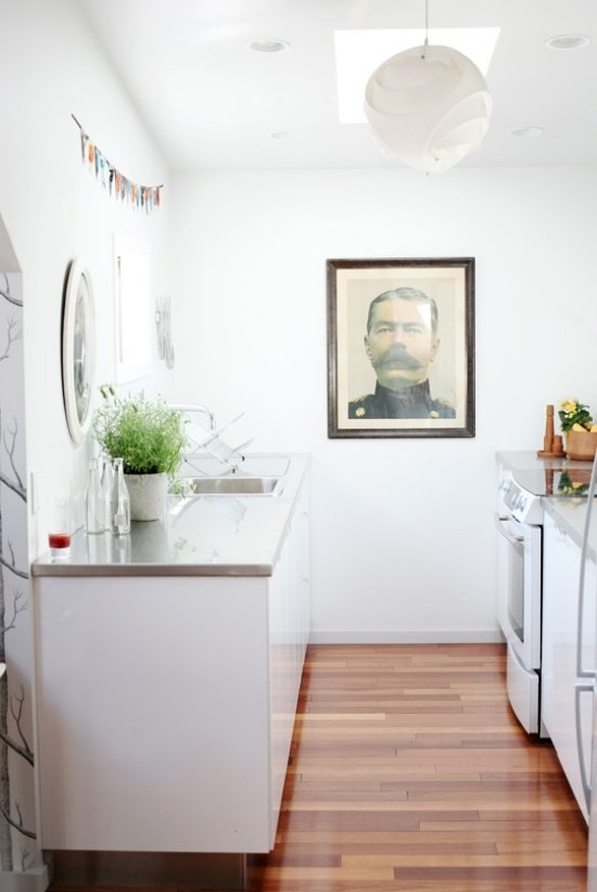 Biela kuchyňa-lesklé kuchynské fronty-dizajn drevenej podlahovej steny Biela kuchyňa-lesklé kuchynské fronty-dizajnový luster z drevenej podlahovej steny