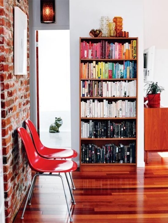 Vázy do obývačky s tehlovou stenou a dizajnom malých bytov Sklenené vázy z kolekcie dizajnových knižničiek do obývačky s tehlovými stenami