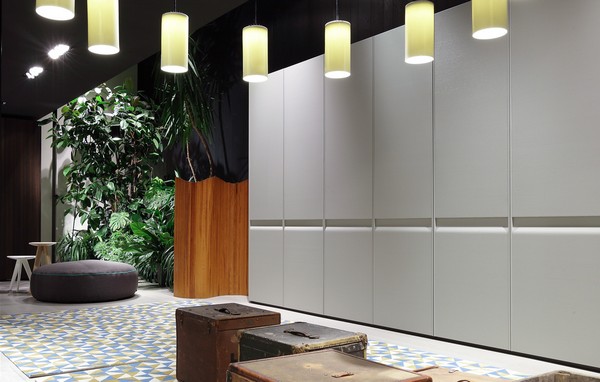 minimalistický biely šatník