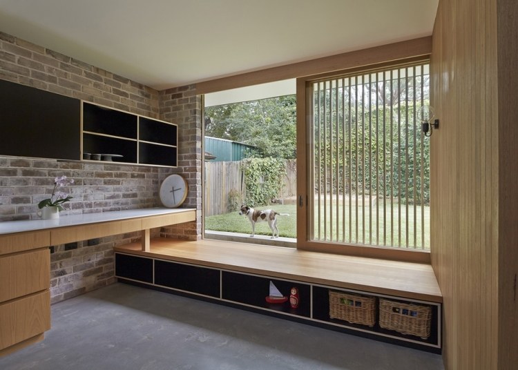 Parapet, písací stôl a nástenné police vyrobené z dreva Nábytok-nápady-vidiecky štýl-skriňa-zariadenie-nápady