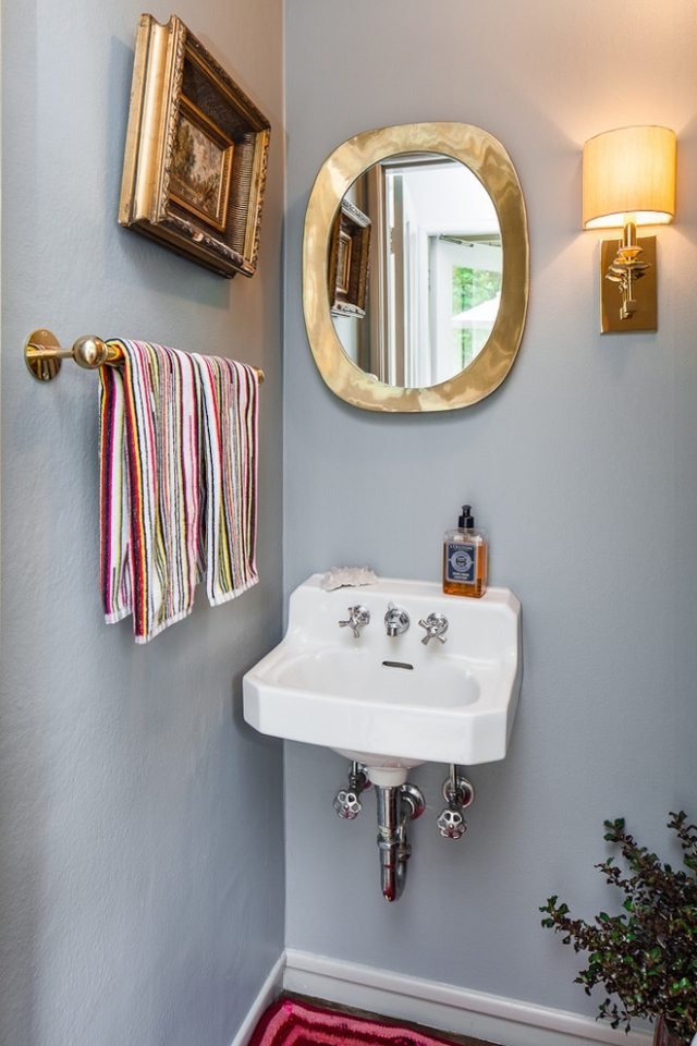 malá-kúpeľňa-dizajn-sivé-steny-zrkadlo-neobvyklé-rám-drez-keramika