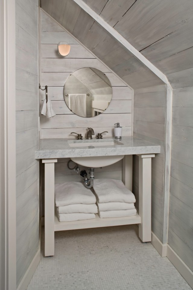 úzka-kúpeľňa-priestorovo úsporná-nábytok-drevená stena obložená šikmou strechou