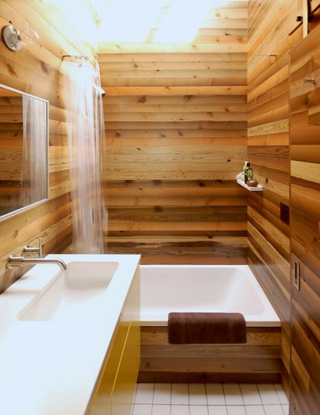 mini-kúpeľňa-ázijská inšpirovaná-priestorovo úsporná vaňa-drevené obloženie