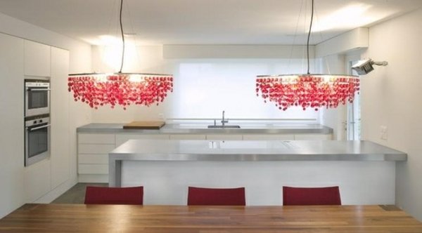obyčajná kuchyňa-červený-luster-akcent