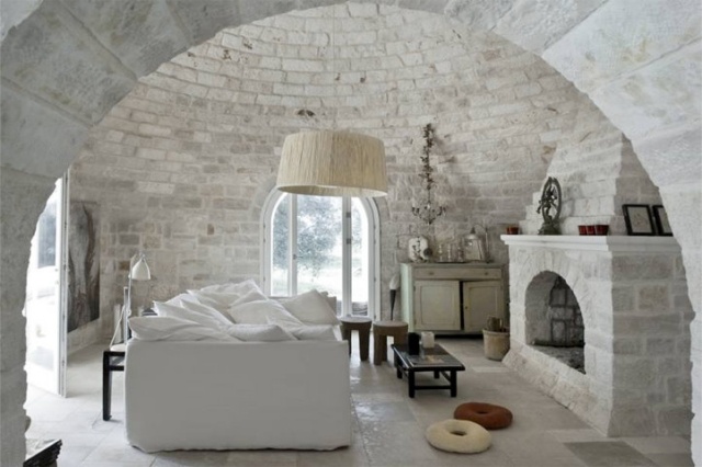 Kreslo útulný biely čalúnený rustikálny byt s krbom