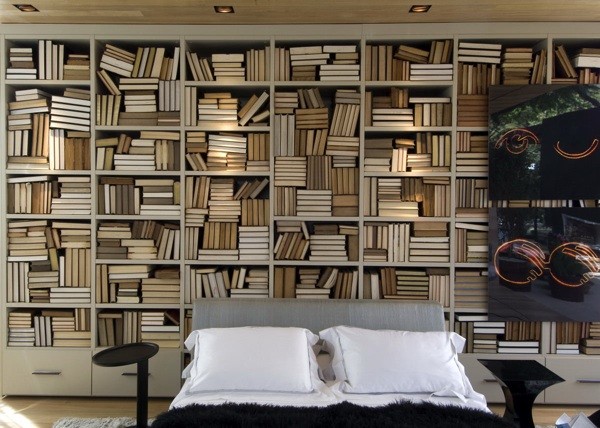 Dekorácia drevenej steny v spálni