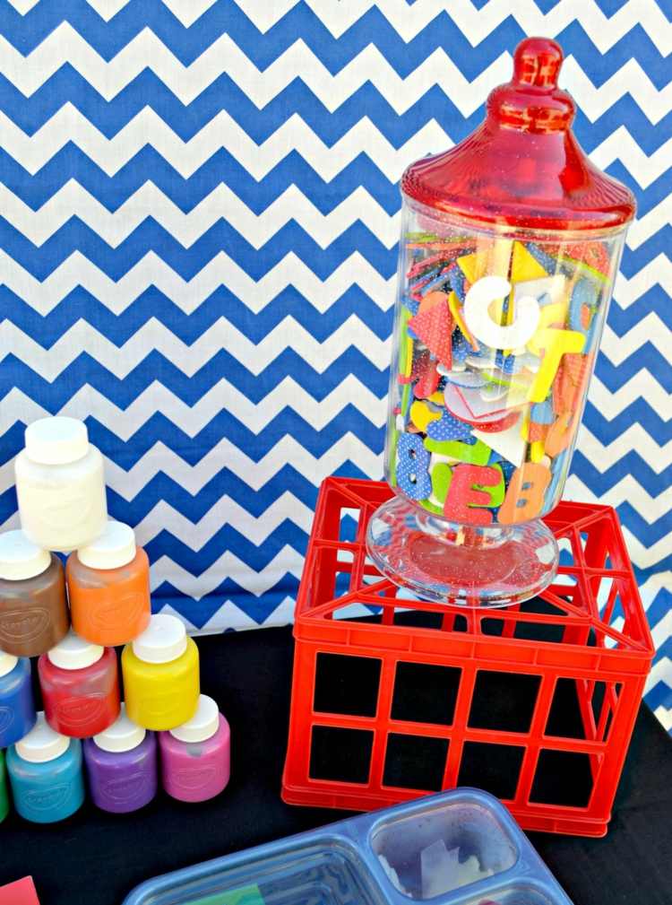 nápady na návrat do školy školské párty dekorácie farby magnetické listy darček