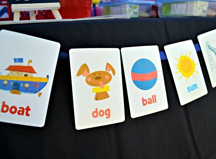 čo robíte pre školské karty na dekoráciu stolu pre začiatočníkov?