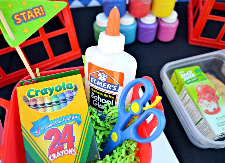 zápis do školy oslávte zápis do školy nápady na darčeky voskové pastelky nožnice