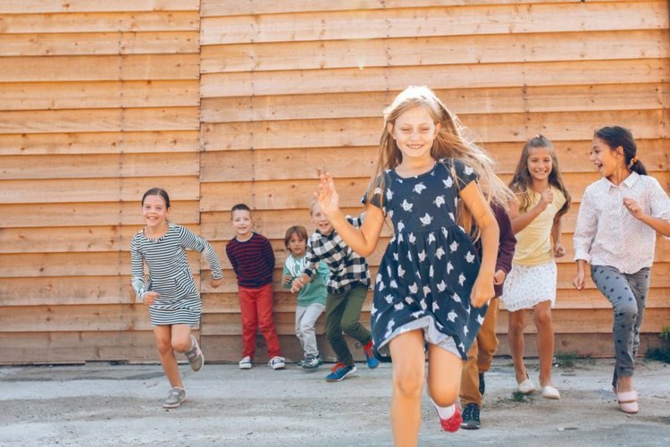 späť do školy hry oslavy nápady outdoorová párty pre študentov