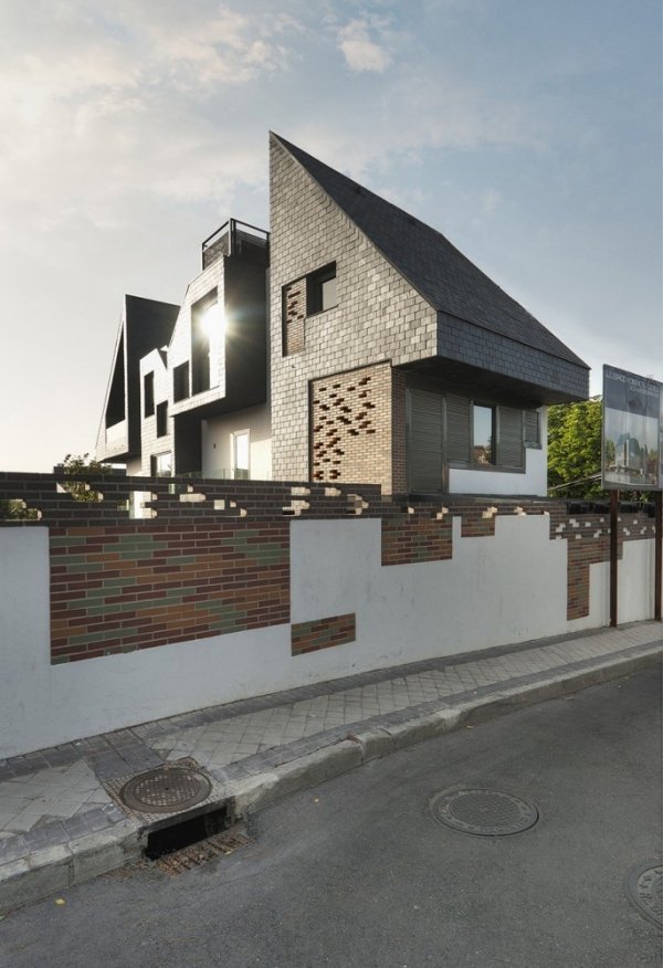 pristavaný dvojdom s asymetrickou fasádou z ulice pristavaný dvojdom s asymetrickou fasádou z ulice