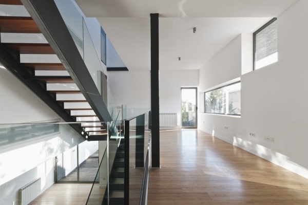 dvojdom, asymetrická fasáda, drevená podlaha dvojdom s asymetrickou fasádou, drevená podlaha