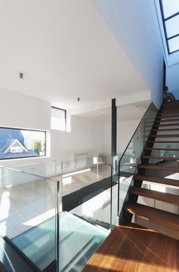 dvojdom s asymetrickým fasádnym skleneným zábradlím dvojdom s asymetrickou fasádou a skleneným zábradlím