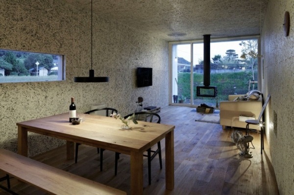 Hniezdo bytové zariadenie Útulný jedálenský stôl závesná lampa krb