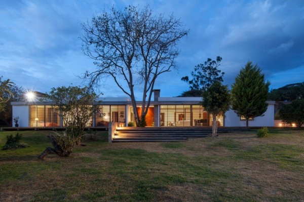 Sklenená fasáda domu modernej konštrukcie v tvare U