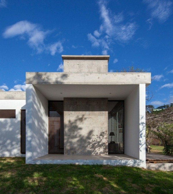 jednoposchodový sklenený dom modernej architektúry