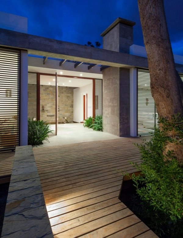 Vchod do domu biele fasádne sklenené dvere