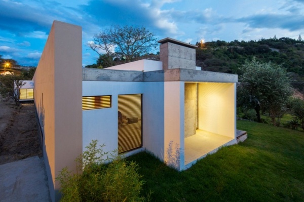 biele fasádne osvetlenie vchod do domu