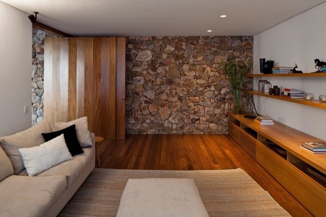 dom brazília obývacia izba stena z prírodného kameňa dvere z teakového dreva dom plochá strecha brazília obývacia izba stena z prírodného kameňa dvere z teakového dreva