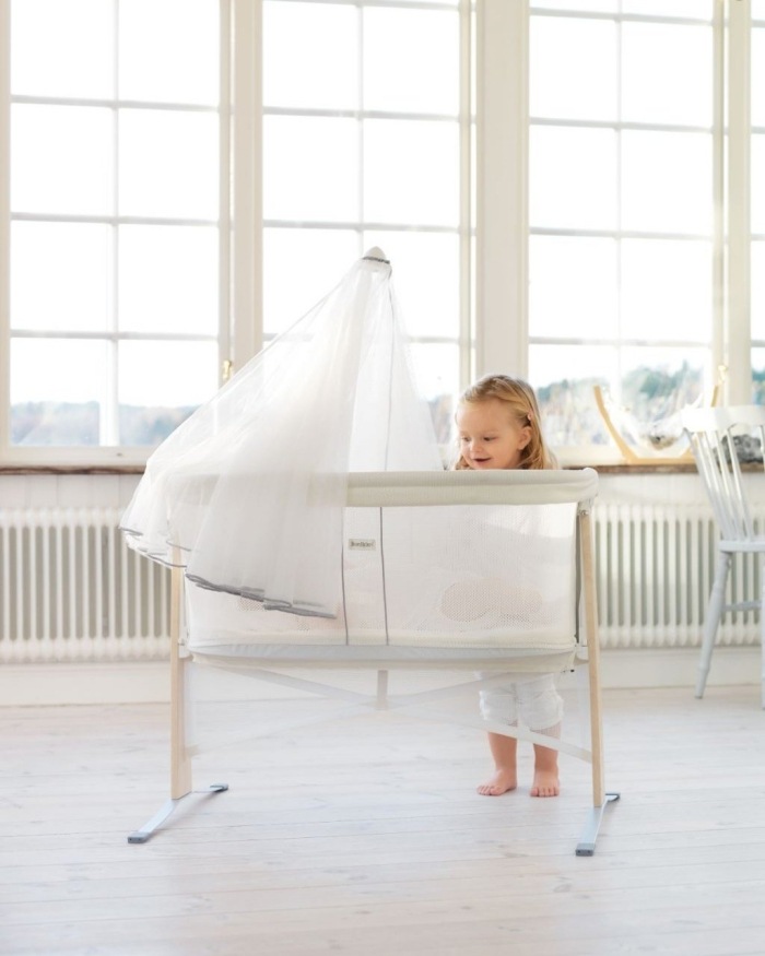 design-baby-kolíska-so-závojom-biela-babybjorn-harmónia