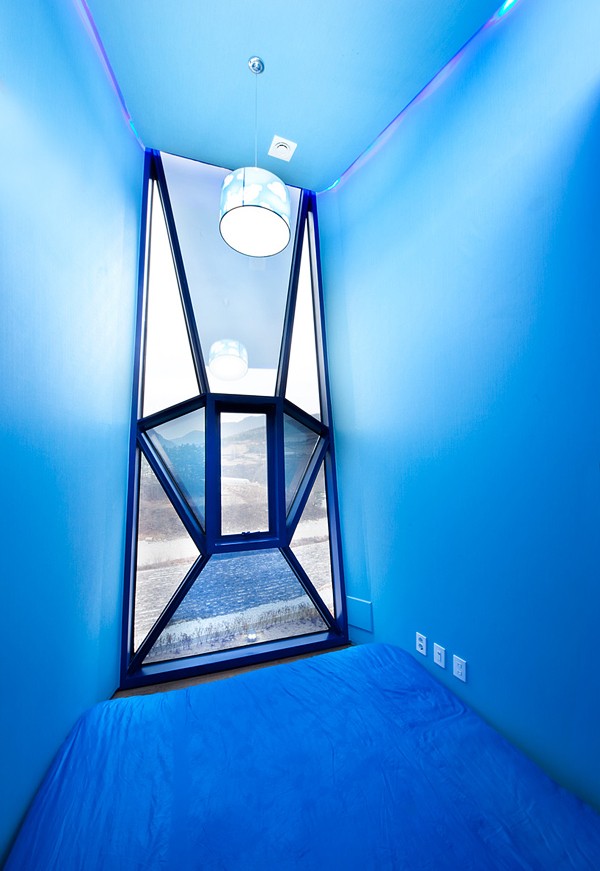 penzióny s dizajnom geometrických okien s moderným interiérom