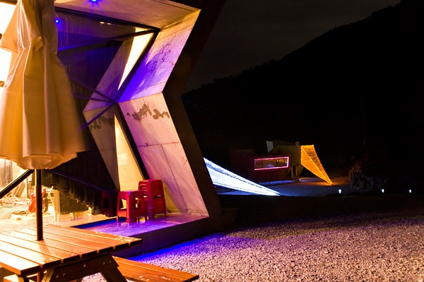 Dizajnové dovolenkové domy s posedením na nádvorí s moderným interiérom