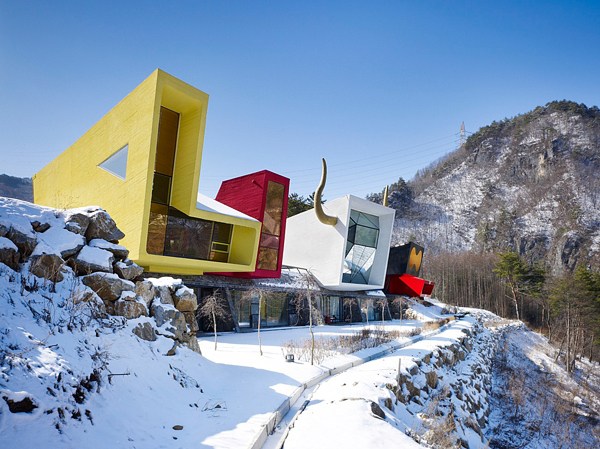 penzióny s dizajnom geometrickej architektúry s moderným interiérom