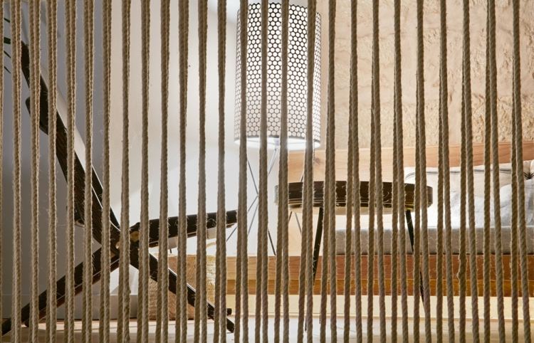 Nízka lavica s malým bočným stolíkom a skladacou stoličkou Konopné lanové zábradlie prírodný materiál-drevo-mriežka-skladacia stolička-stôl-stojanová lampa-vzorovaný-lavica-hodiť vankúš-relaxačný kútik