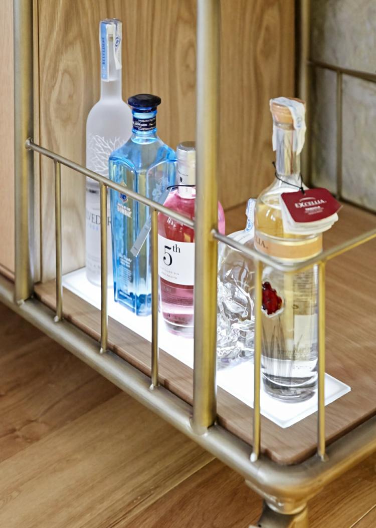 Rôzne alkoholické nápoje na vozíku Konopné lano-zábradlie-rolka-minibar-vozík-rohož-kov-drevo-fľaše-sklo-alkohol-kvapalina