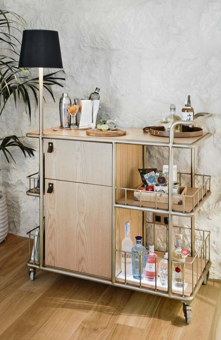 Neobvyklý minibar s nápojmi a barovým riadom Konopné lano-zábradlie-vozík-kovový rám-podlahová lampa-črepníkové rastliny-minibar-sklenené fľaše-poháre-barové príslušenstvo-tácka na ovocie