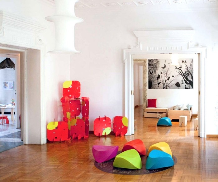 detská izba-dizajn-dekorácia-nápady-moderné-hojdacie-kone-Kalon-farebné