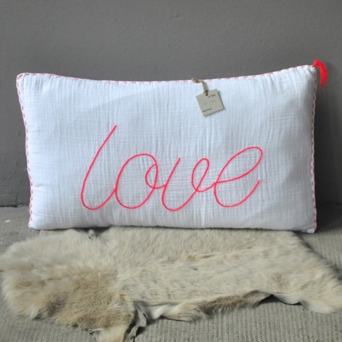 vankúš-dizajn-láska-neón-písmená-škôlka-dekorácie