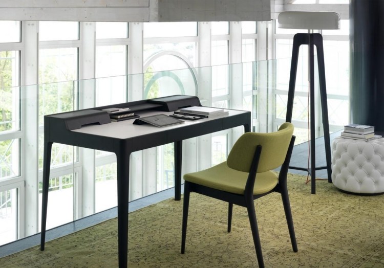 moderný interiér s elegantným elegantným prevedením v čiernej a pistáciovo zelenej farbe moderné-stojace-žiarovky-upútavajúce pozornosť-moderná-elegantná-stolička-čalúnenie-pistácie-zelená-pileo