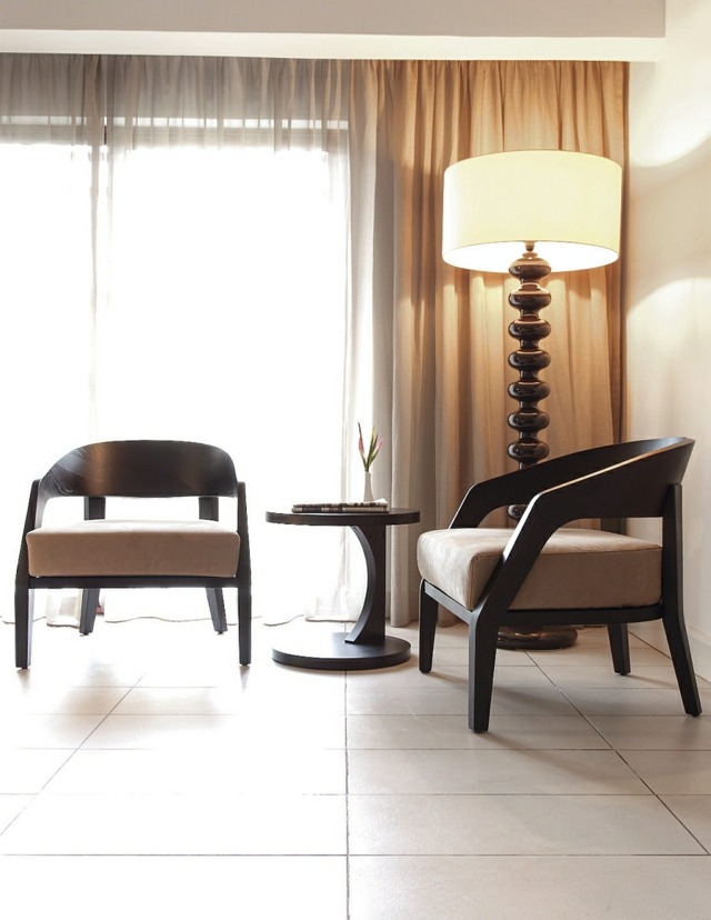 moderné nápady na dizajn stojacej lampy bočný stôl drevo Nápady na dizajn bočný stôl drevené dve stoličky