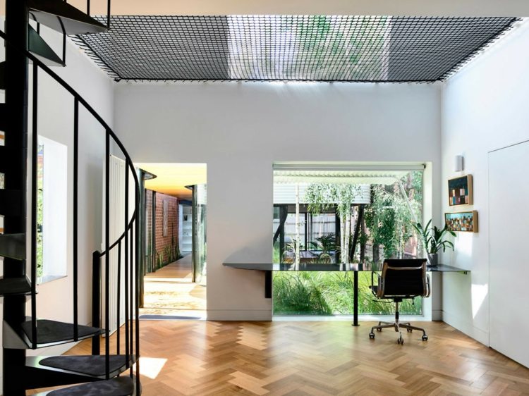 vlnitý plech fasáda parketová podlaha vzor rybia kosť točité schodisko sieť záhrada