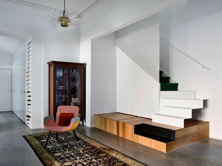 nástenné výklenkové schody dizajn drevo oceľ biela kreslo bežec na čierny koberec