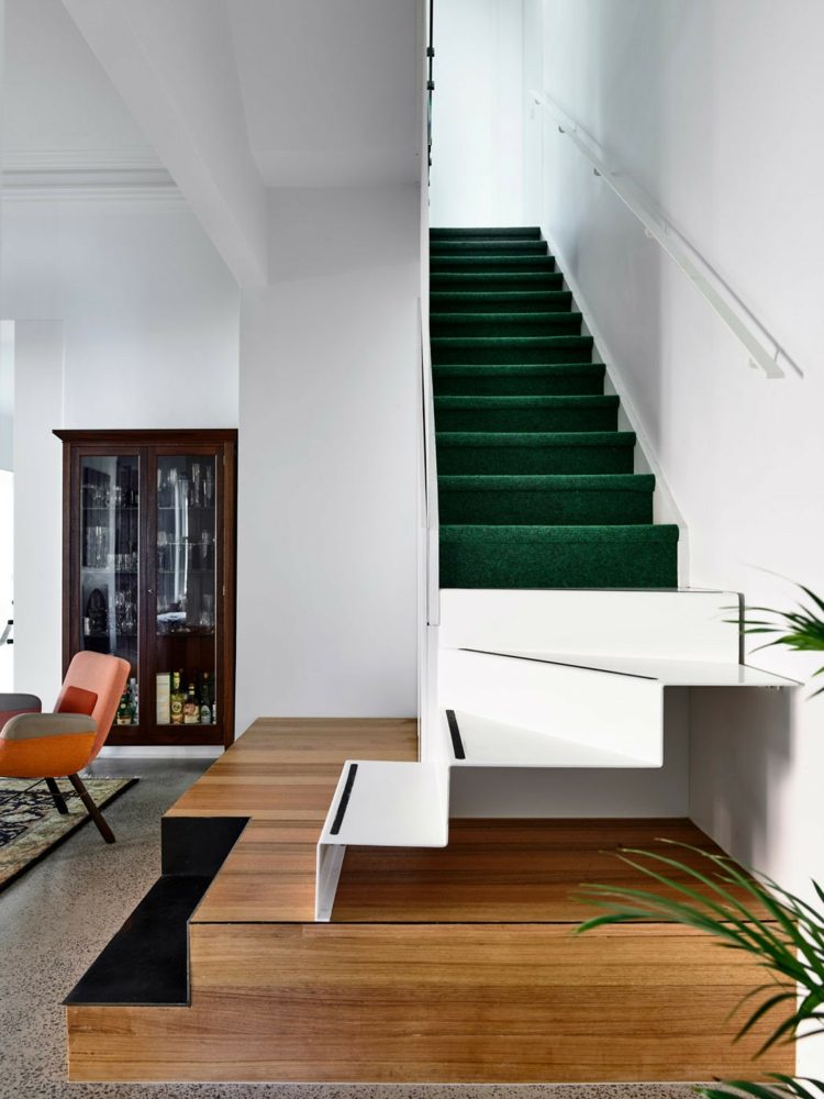 schodisko drevo oceľ zelený koberec biele steny kráľ Bill dom
