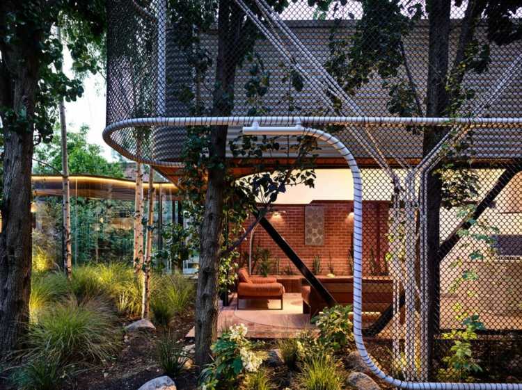 fasáda z vlnitého plechu zaoblené rohy záhradná výsadba otvorený obývací priestor