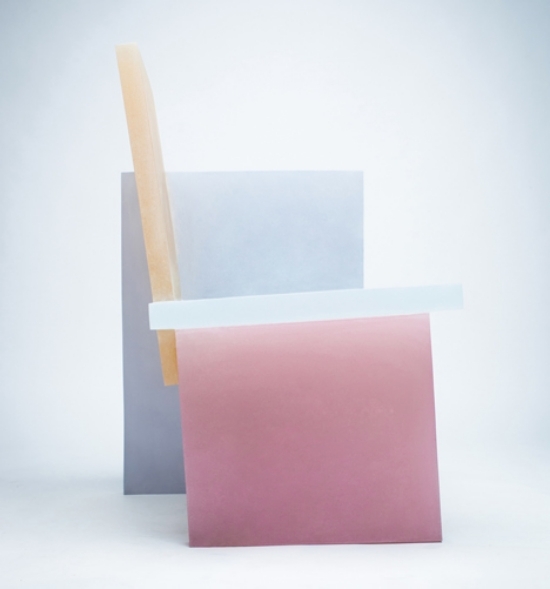 bočný pohľad na kreslo-dizajn nábytku z farebnej živice